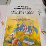 Titelbladet af 'En tur på Skatteøen med Tom og Jerry' med forfattere og illustration