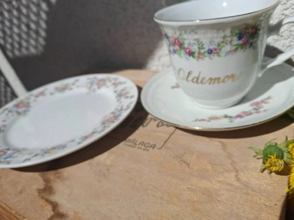 Kop og tallerken med guldkant og blomster fra Thun