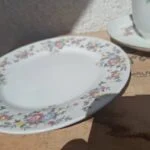 Detaljebillede af Thun porcelænskop og tallerken