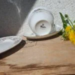 Flad tallerken og kop med blomsterdetaljer fra Thun