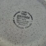 Biltons stempel på bagsiden af tallerken med brunlige prikker