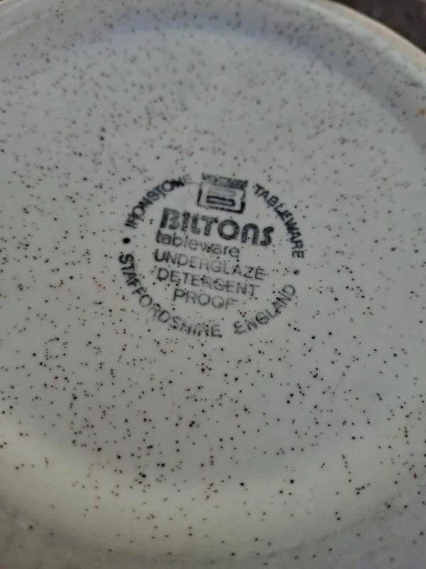 Biltons stempel på bagsiden af tallerken med brunlige prikker