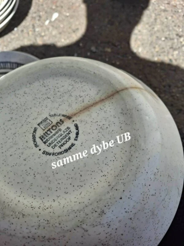 Samme tallerken med revne og Biltons stempel