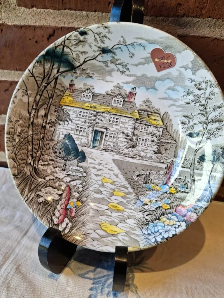 Dyb tallerken med landlig idyll