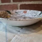 Sidebillede af frokosttallerken med let krakelering