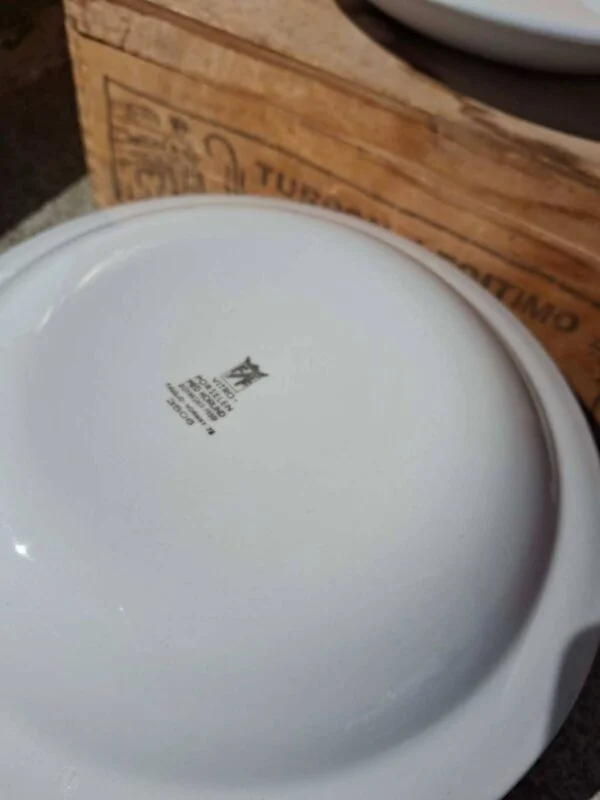 Bagside af tallerken med S&E stempel