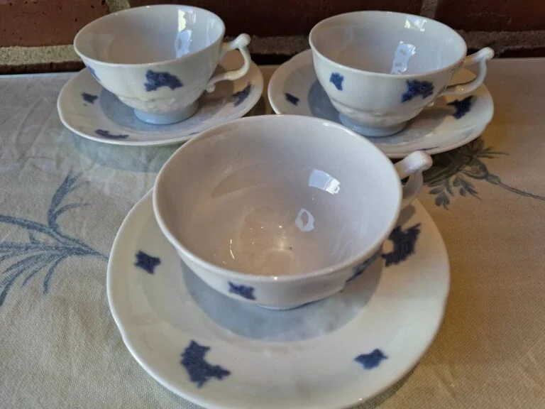 Kaffekopper med blå blomstermønster og underkopper