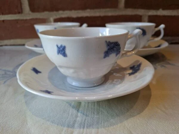 Elegant kaffekop med blåt mønster og underkop på tæt hold