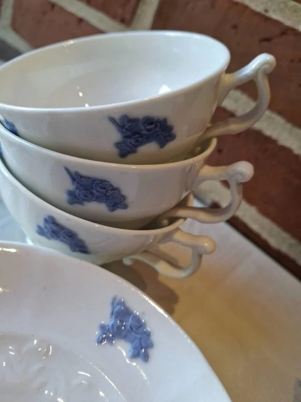 Stabel af kaffekopper med buede håndtag og blå blomstermotiver