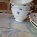 Detaljeret billede af kaffekopper og underkopper med blå blomster