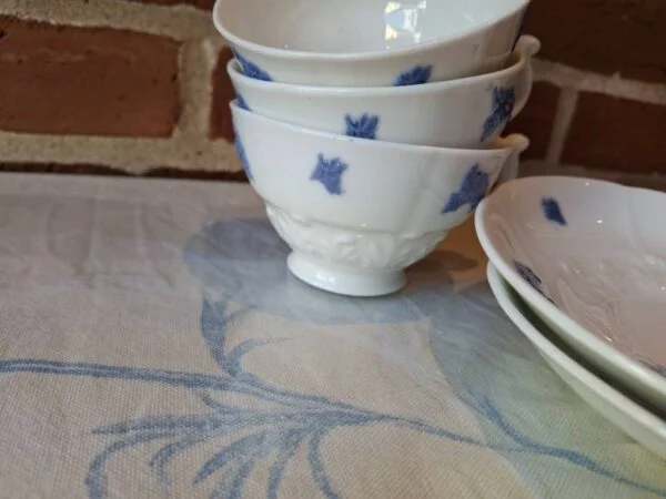 Detaljeret billede af kaffekopper og underkopper med blå blomster
