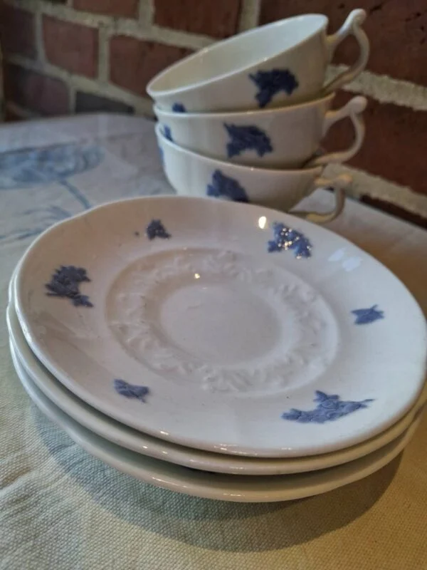 Sæt af kaffekopper og underkopper på en borddækning med nostalgisk stemning