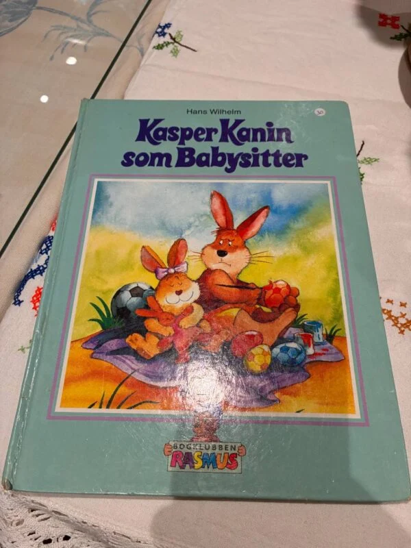 Forside af børnebogen Kasper Kanin som Babysitter fra Bogklubben Rasmus