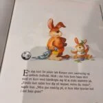 Illustration af Kasper Kanin og kaninunge med farverige detaljer i børnebogen