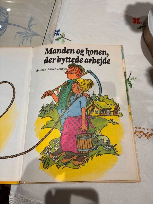 Inderside af bogen med illustration og titel 'Svensk folkeeventyr'