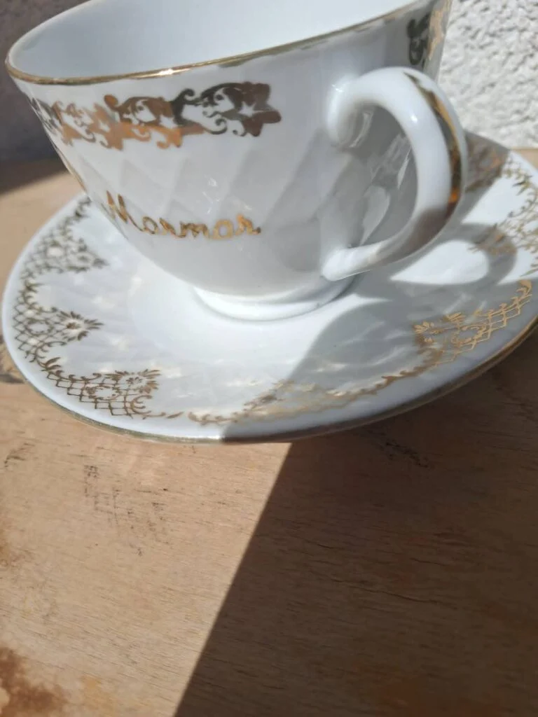 Mormor kop med gulddetaljer og underkop