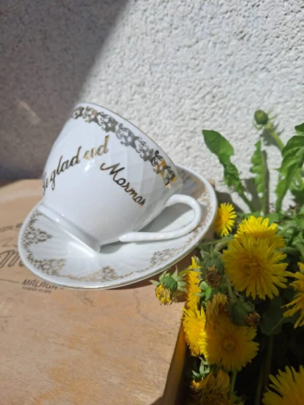 Mormor kop og underkop med blomster i baggrunden
