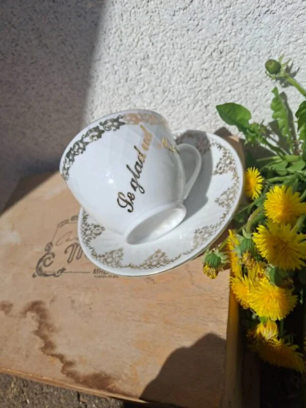 Mormor kop med teksten "Se glad ud Mormor" og gulddetaljer