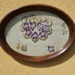 Oval bakke med træramme og broderi af lilla blomster