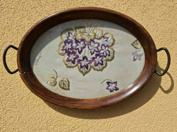 Oval bakke med træramme og broderi af lilla blomster