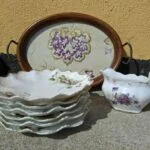 Vintage bakke med broderimønster og træhåndtag