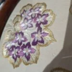 Nærbillede af lilla blomsterbroderi på bakke