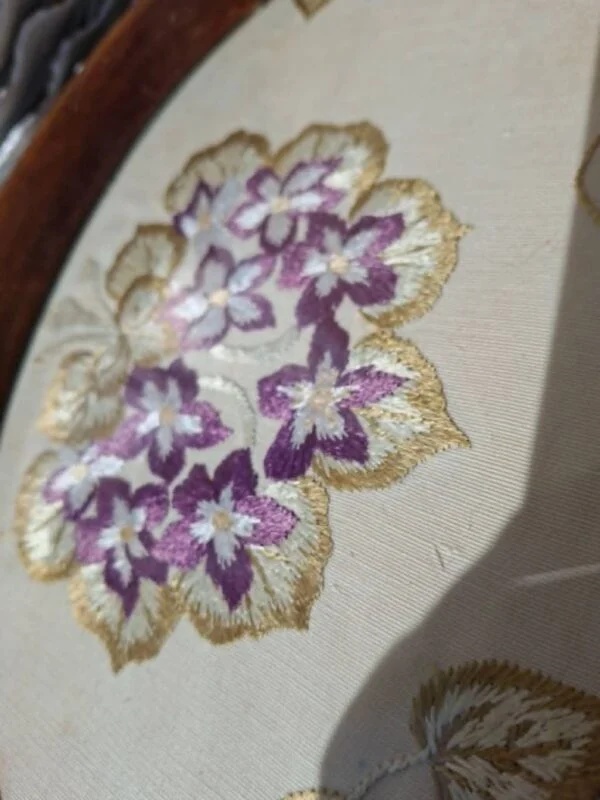 Nærbillede af lilla blomsterbroderi på bakke