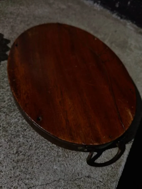 Bakkens bagside i mørkt træ med let patina