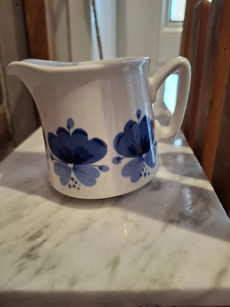 Viola Flødekande af Rolf Finstad - Blå Blomster