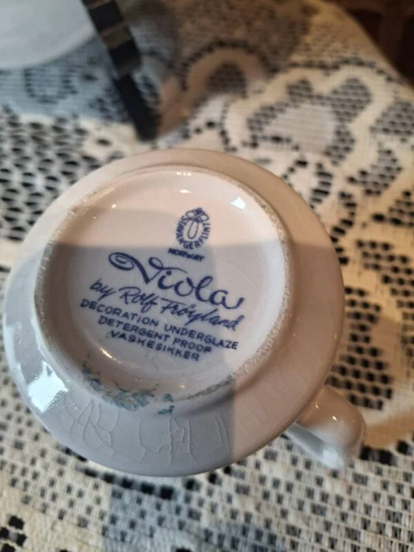 Bundstempel på flødekande med designinfo