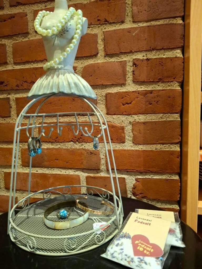 Smykkeholder i vintage design med kjoleform