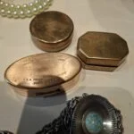 Oval messing pilleæske med bølgemønster