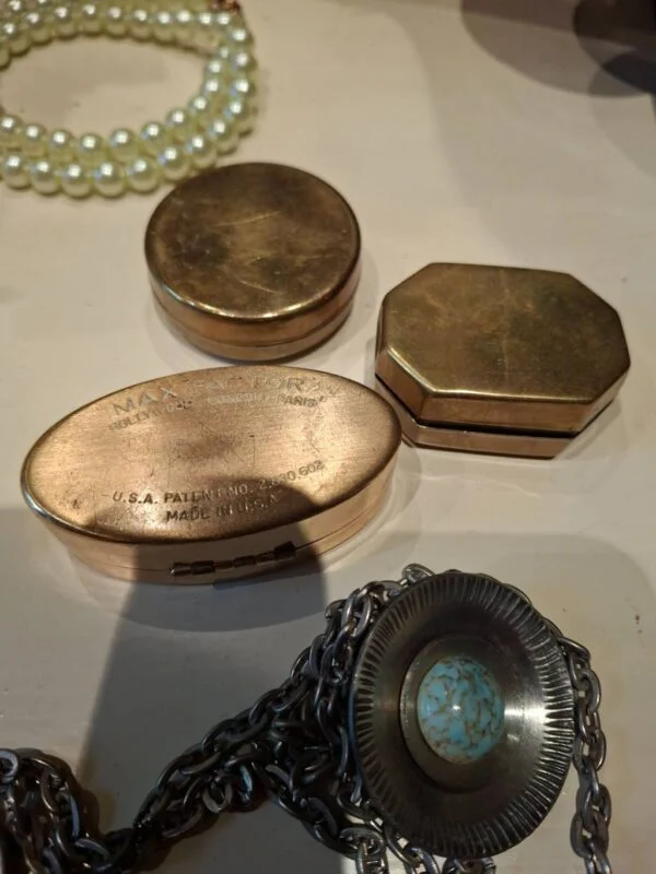 Oval messing pilleæske med bølgemønster