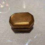 Gylden messing pilleæske, swirl og patina