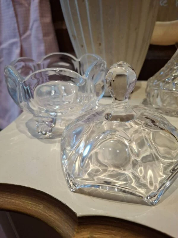 Elegant glasbeholder med mønstret låg på lys baggrund
