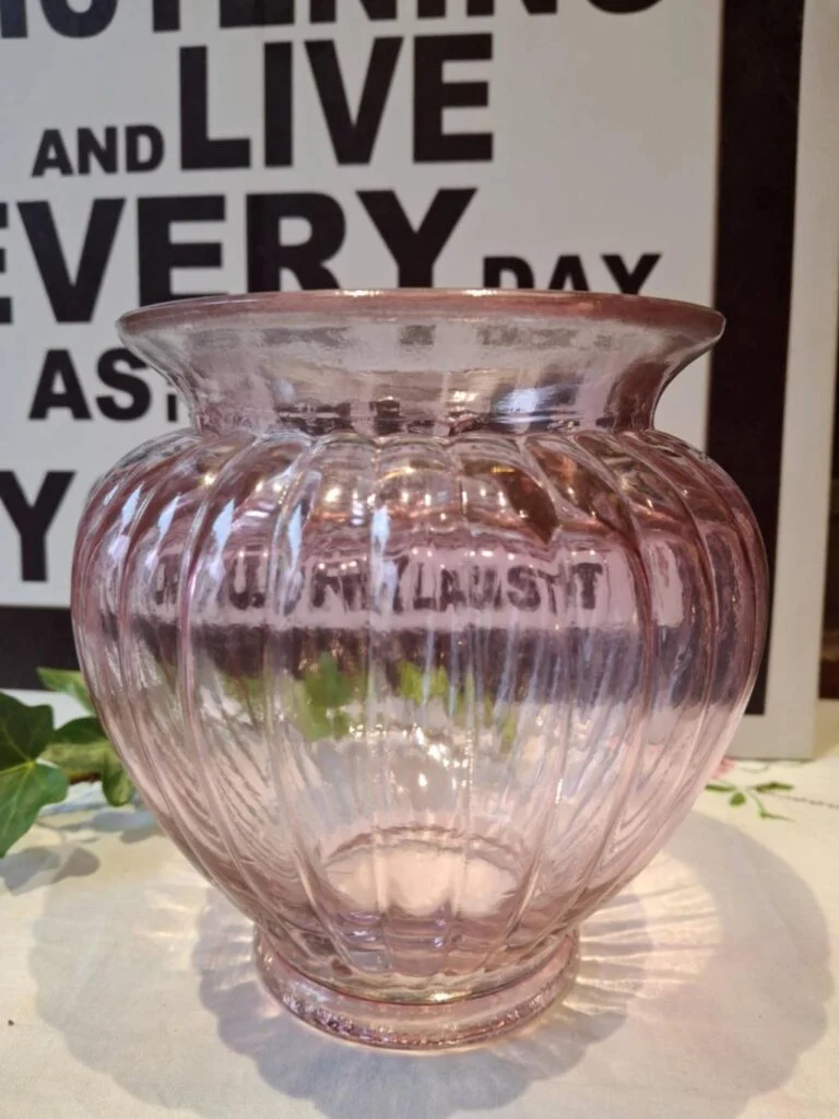 Smuk rillet glasvase i rosa