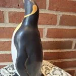 Vintage pingvin sparebøsse set fra siden med gyldne detaljer