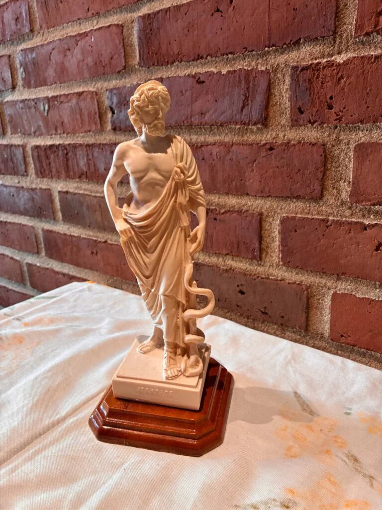 Elegant figur af Apollon på træfod
