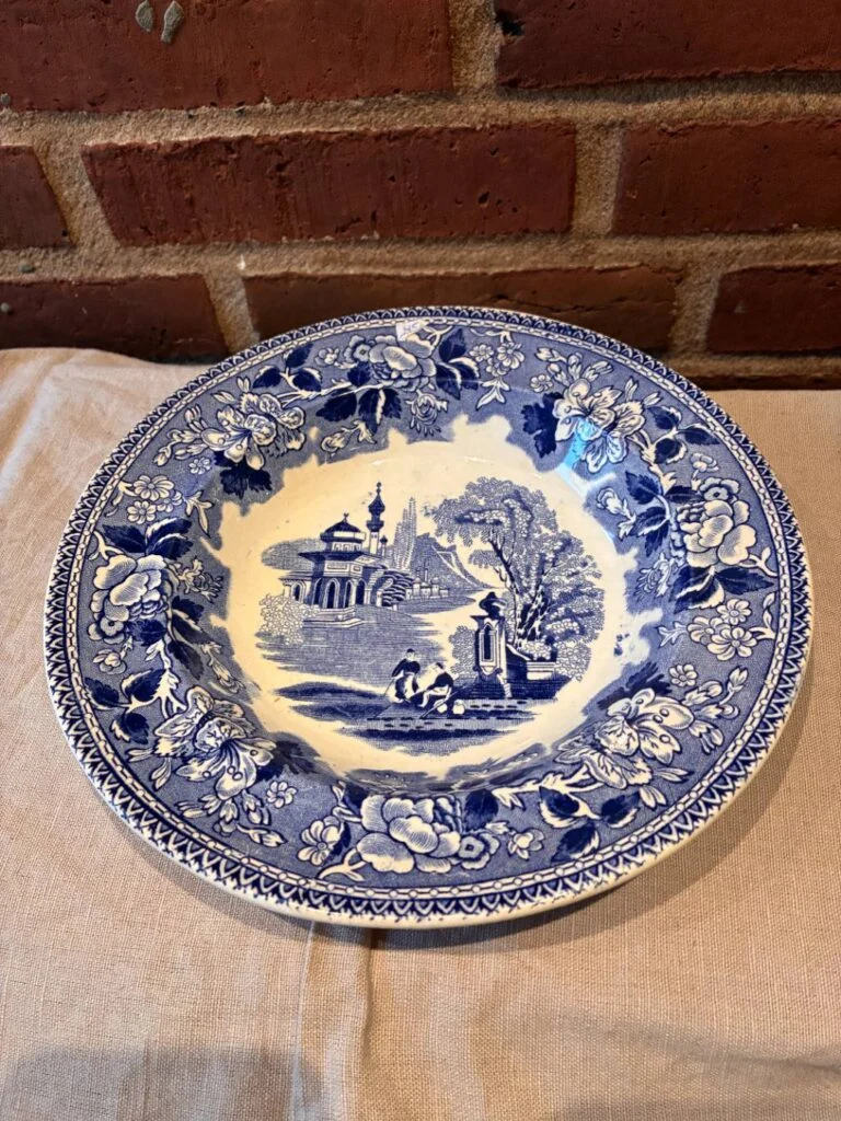 Blå porcelænsskål med romantisk landskabsmotiv
