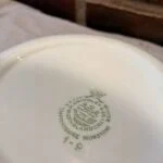 Bagside af tallerken med Grindley Staffordshire Ironstone stempel