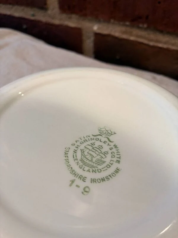 Bagside af tallerken med Grindley Staffordshire Ironstone stempel