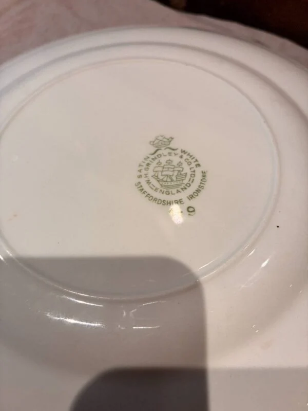 Bundstempel med Satin White, W. H. Grindley, England og Staffordshire Ironstone.