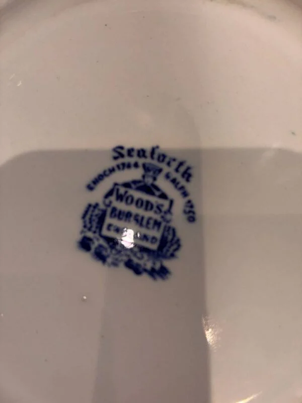 Bundstempel med Seaforth, Woods Burslem og England på tallerkenens underside.