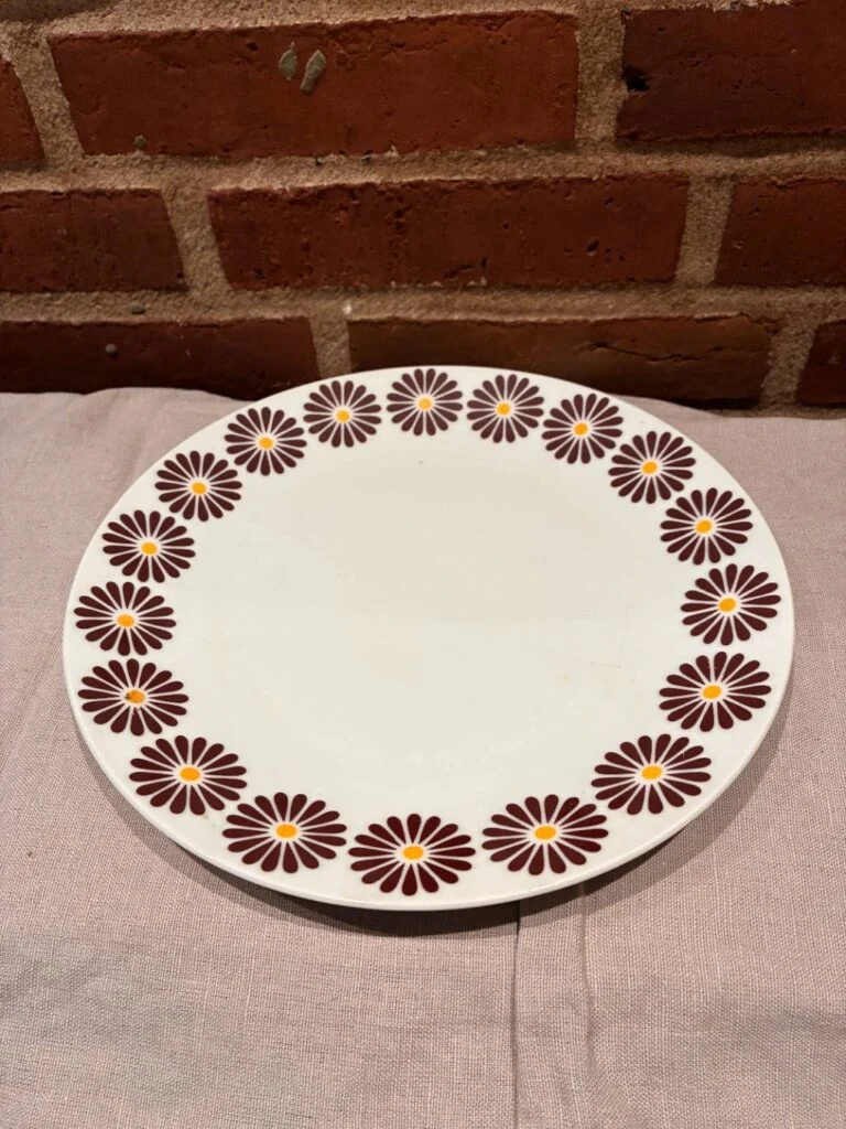 Thun flad tallerken med retro blomsterkant