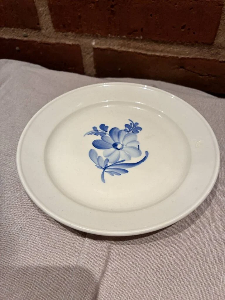 Hvid kagetallerken med blå blomstermotiv