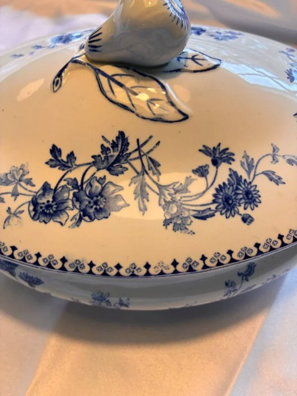 Blå blomstermønster på Erik Sarreguemines terrin låg