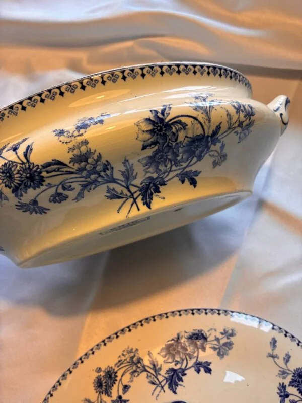 Detaljeret blomstermønster på terrin