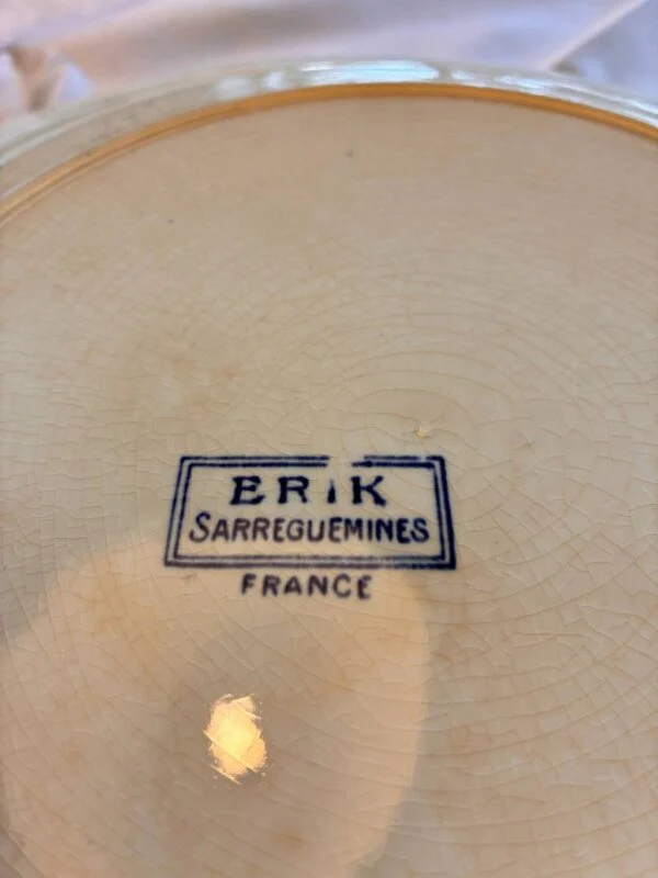 Detaljebillede af stempel på bagsiden af Erik Sarreguemines fad
