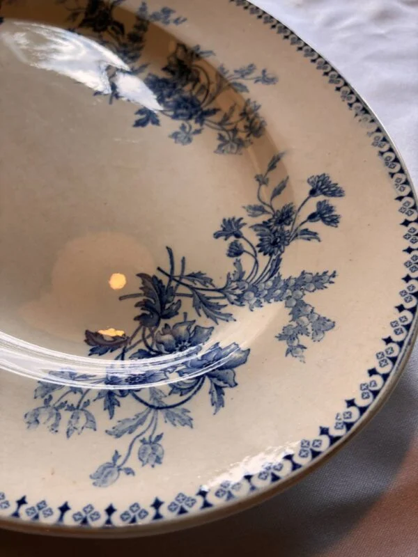 Blomstermønster på serveringsfad i blå fajance