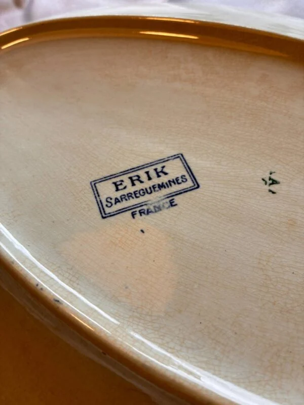 Nærbillede af stempel på bagsiden af serveringsfad